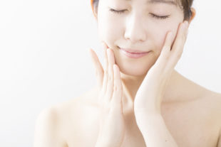 潤いのある肌の女性