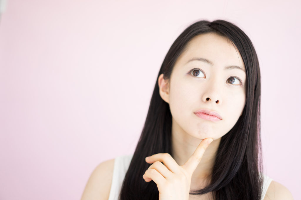 考える女性